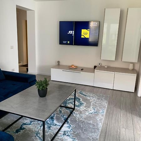 Rose Apartment Piatra Neamţ Exteriör bild