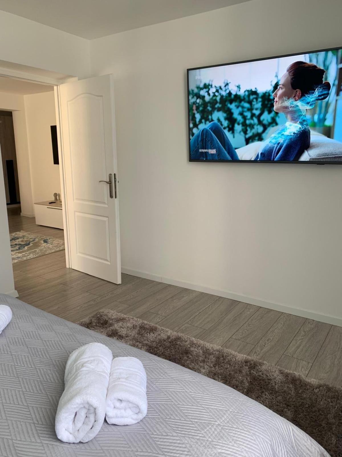 Rose Apartment Piatra Neamţ Exteriör bild