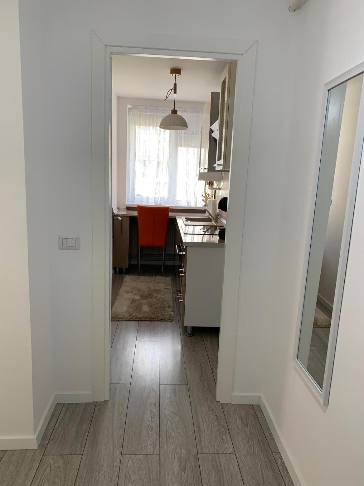 Rose Apartment Piatra Neamţ Exteriör bild