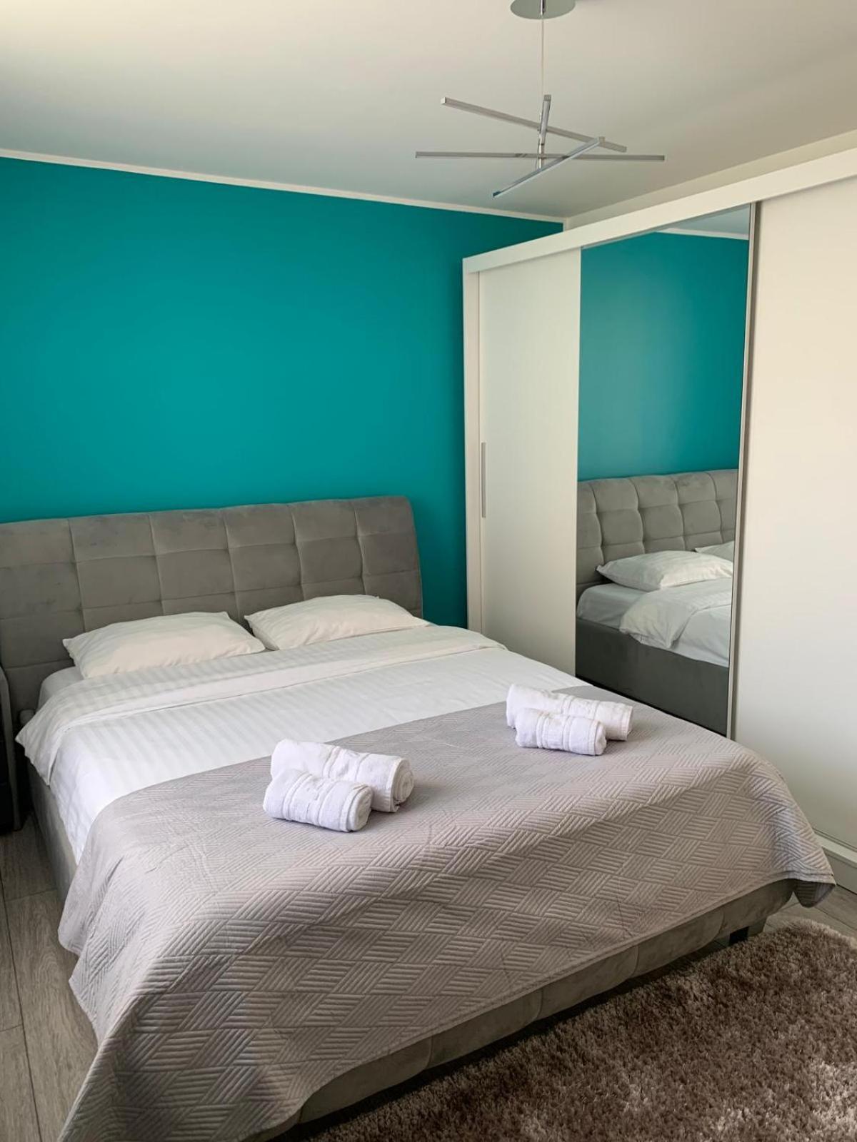 Rose Apartment Piatra Neamţ Exteriör bild