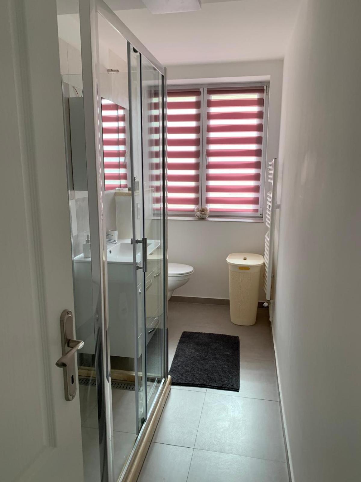 Rose Apartment Piatra Neamţ Exteriör bild