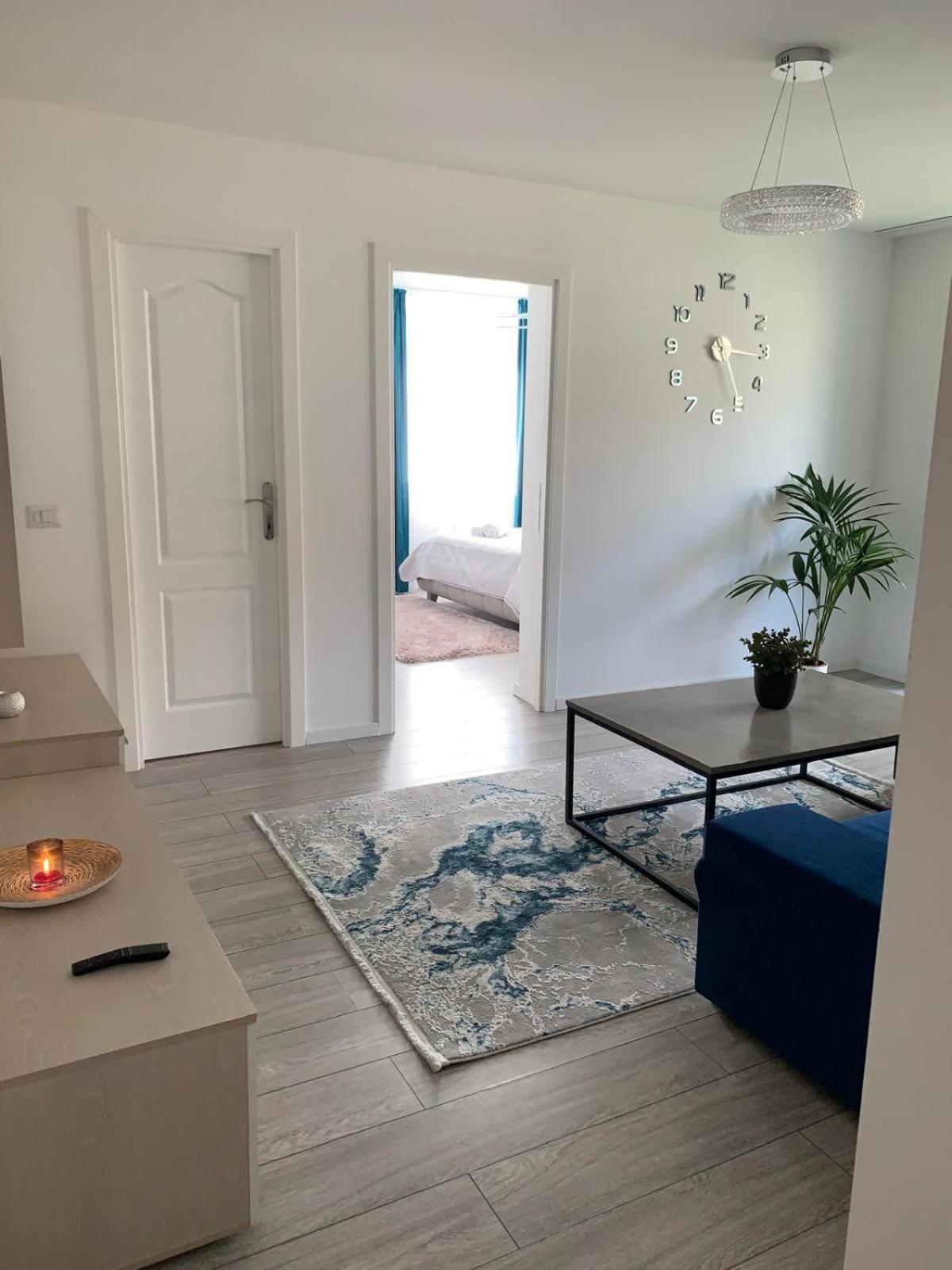 Rose Apartment Piatra Neamţ Exteriör bild
