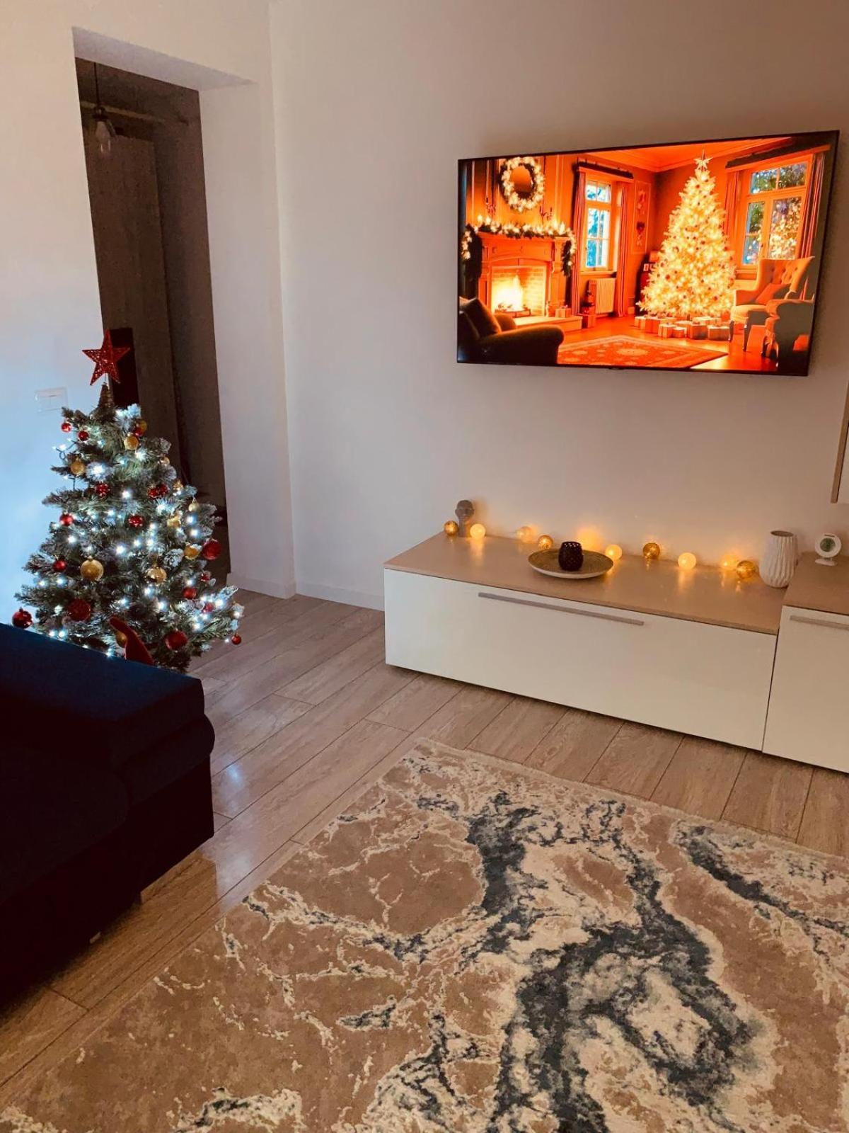 Rose Apartment Piatra Neamţ Exteriör bild